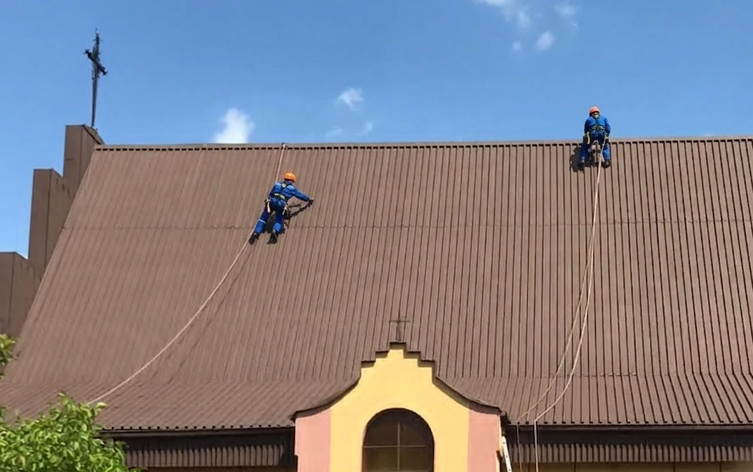 Reparación de cubierta en altura con técnicas de trabajos verticales