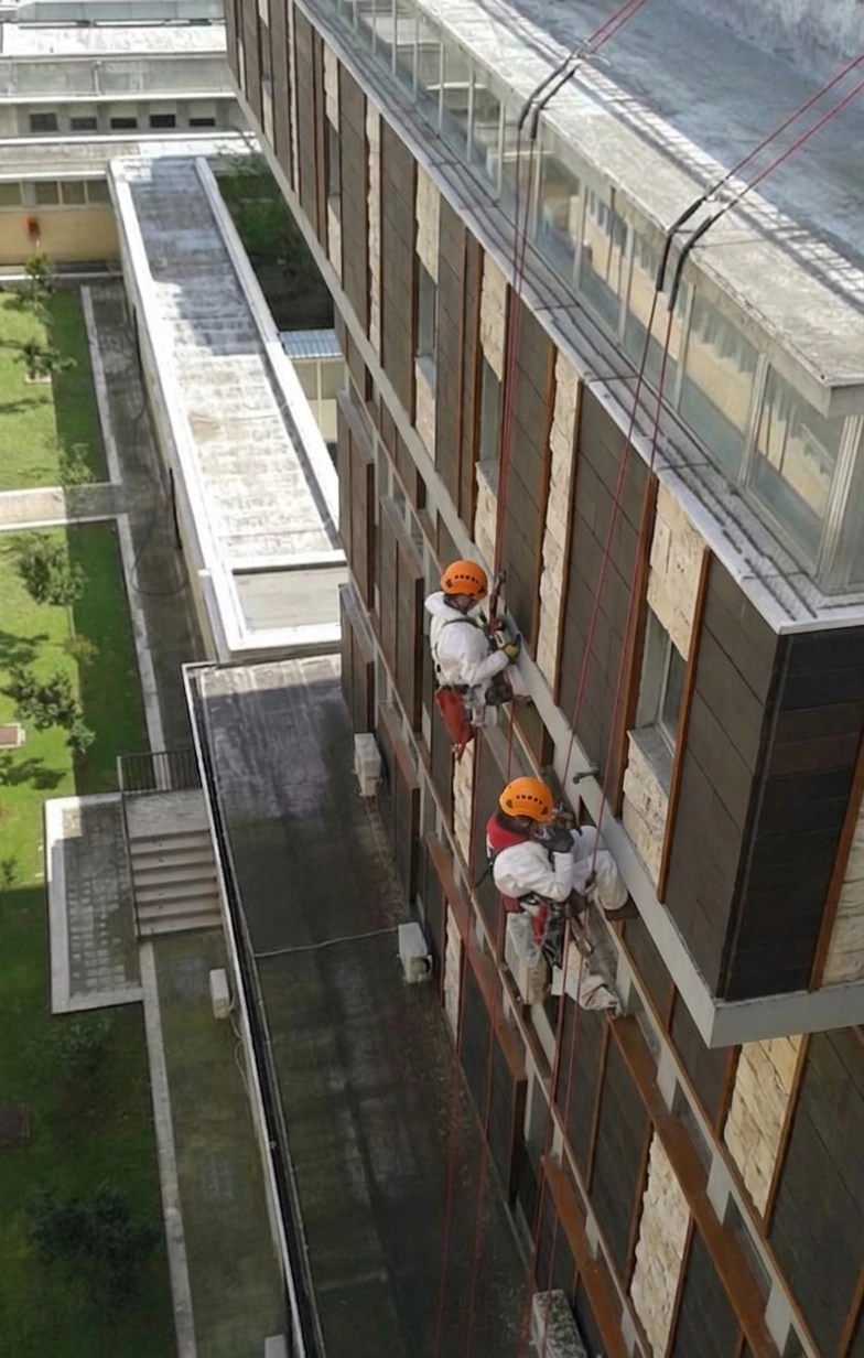 Instalación de cartel publicitario en fachada de edificio en altura