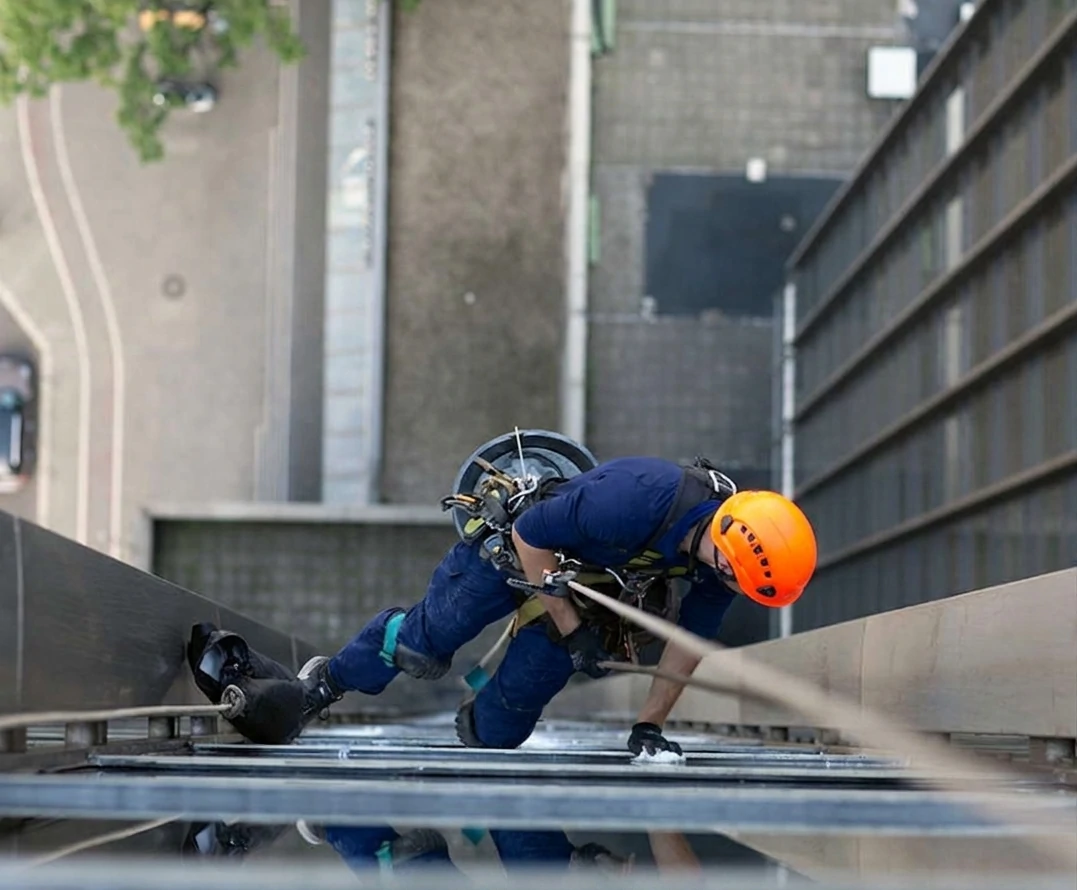 Mantenimiento en fachada acristalada - limpieza de cristales en altura