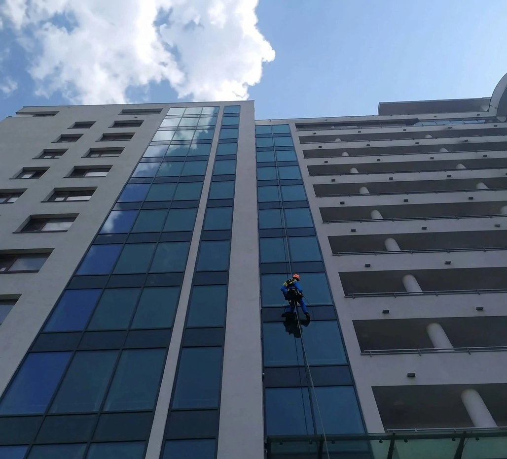 Instalación de redes antipaloma en fachada